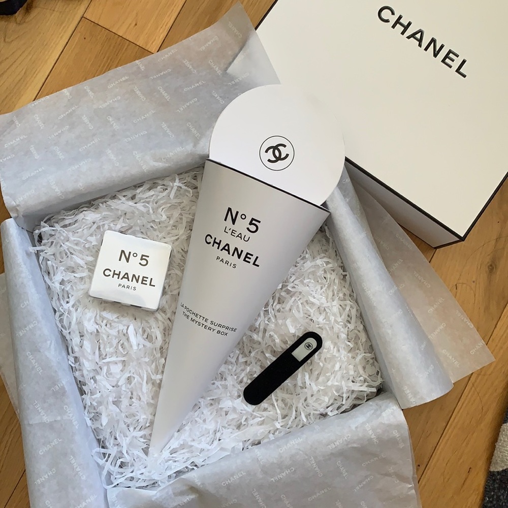 Chanel Factory No. 5 surprise Towel & Nail File